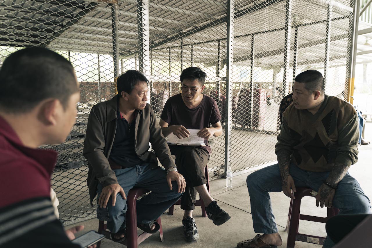 導演詹京霖（中右）與男主角游安順（中左）在拍片現場討論。（双喜提供）