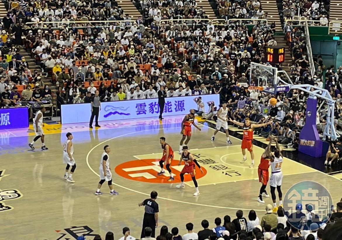 「魔獸」霍華德（Dwight Howard）今（20日）繼續在主場，國立體育大學綜合體育館帶領桃園雲豹對戰台中太陽。