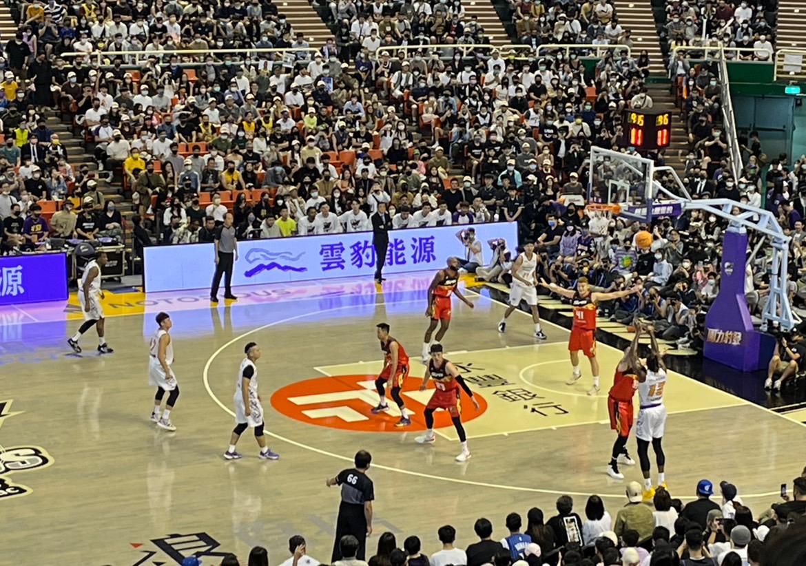 「魔獸」霍華德（Dwight Howard）今（20日）繼續在主場，國立體育大學綜合體育館帶領桃園雲豹對戰台中太陽。