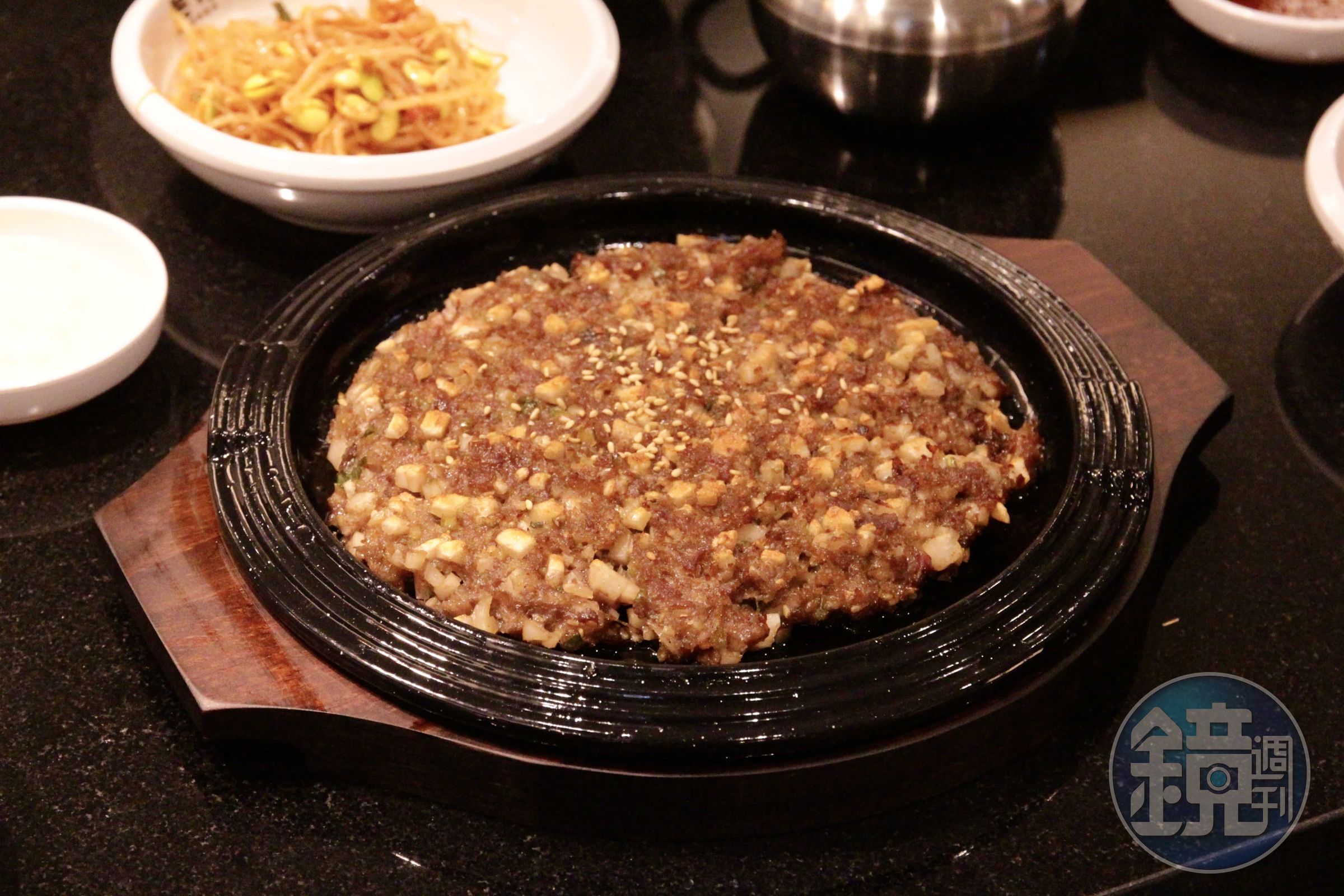 將柔嫩的牛排骨肉經過醃製再與年糕一起烘烤，口感細緻多層次的「牛肉年糕末餅」（290元／份）