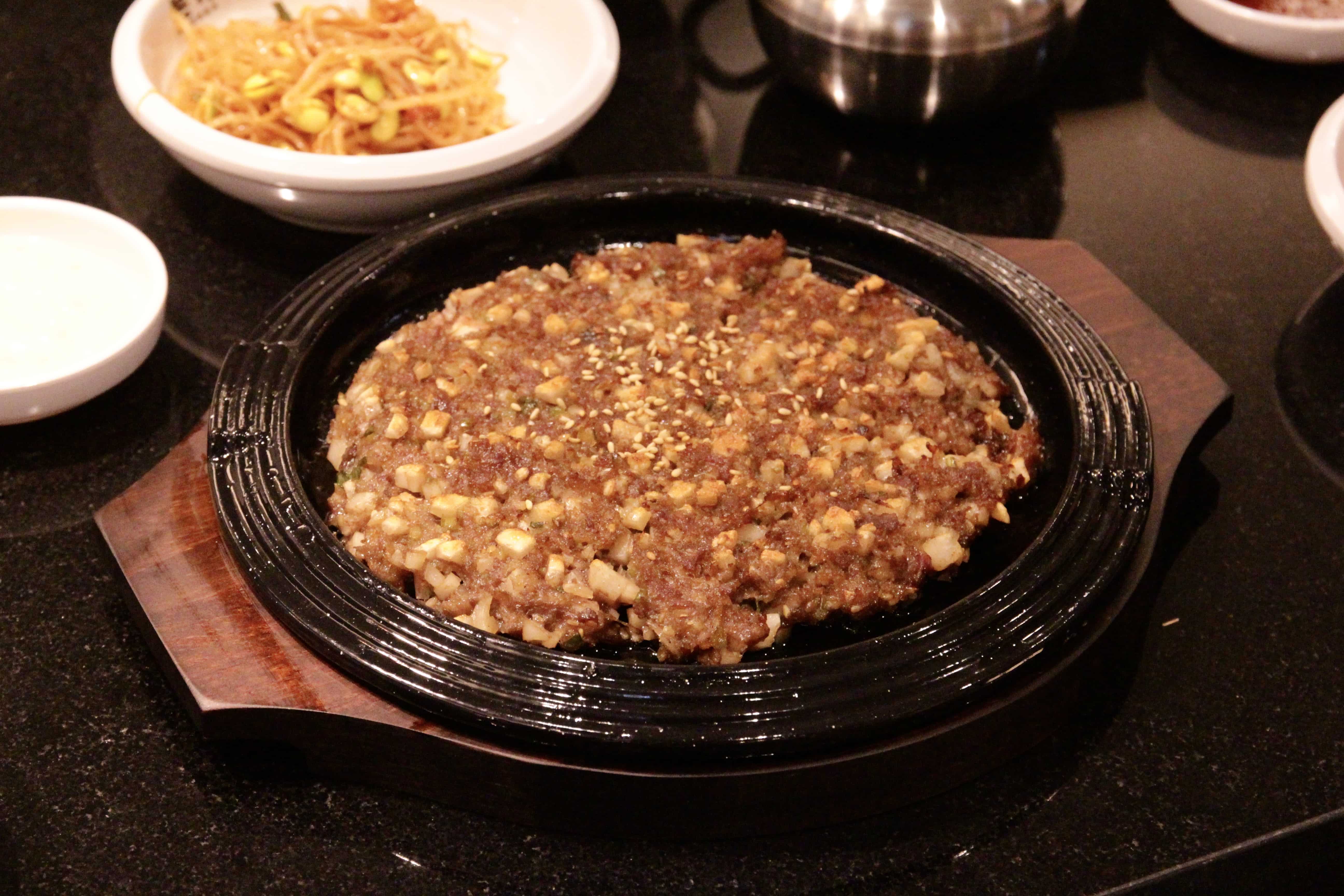 將柔嫩的牛排骨肉經過醃製再與年糕一起烘烤，口感細緻多層次的「牛肉年糕末餅」（290元／份）