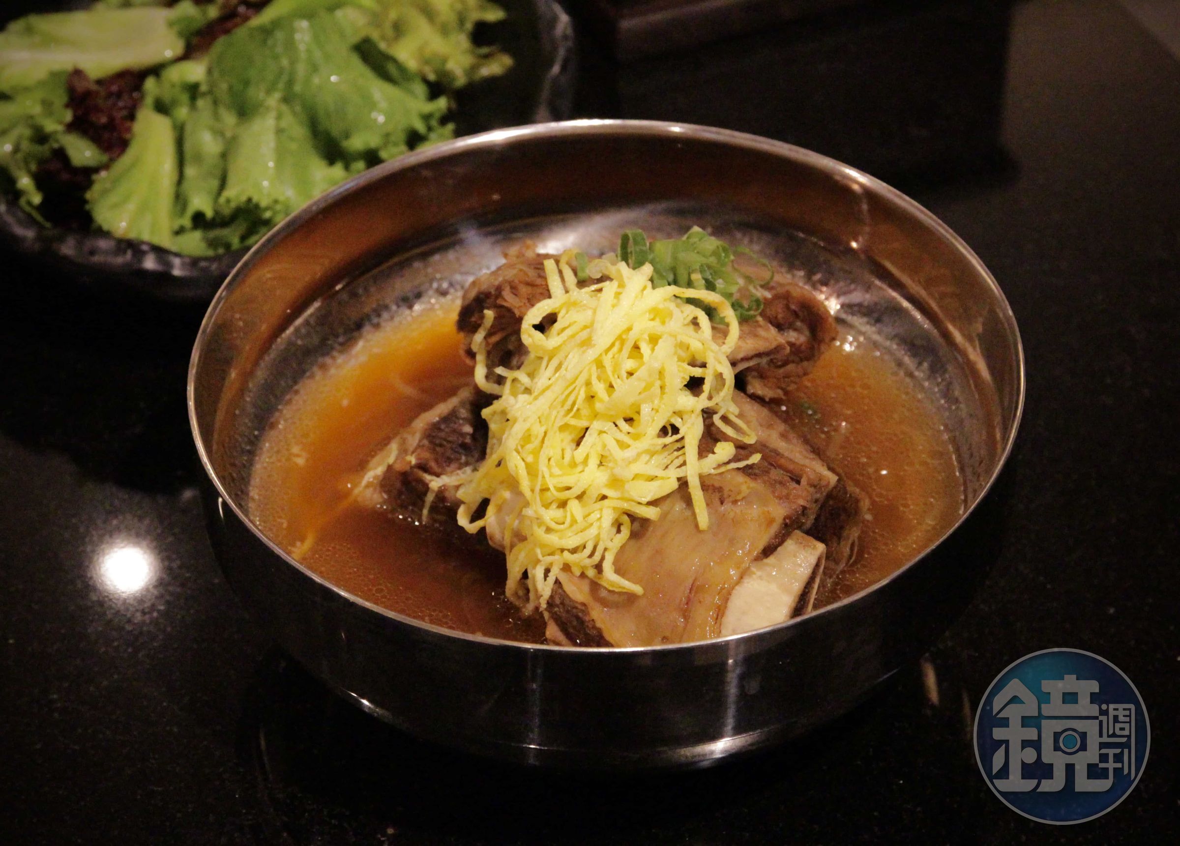 濃郁醇厚的「宮廷牛骨湯」是費時費工的韓國傳統飲食。（420元／份）