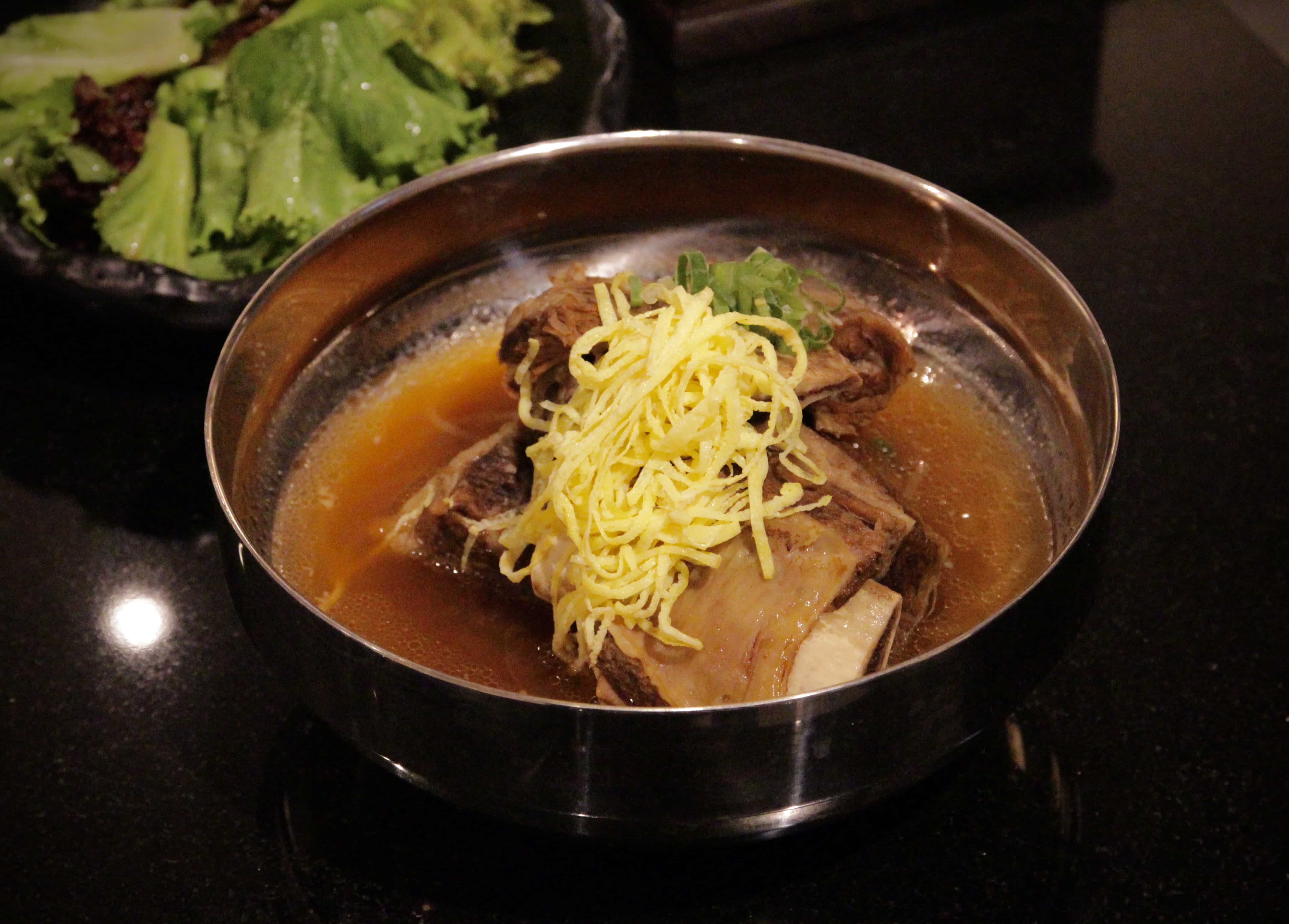 濃郁醇厚的「宮廷牛骨湯」是費時費工的韓國傳統飲食。（420元／份）