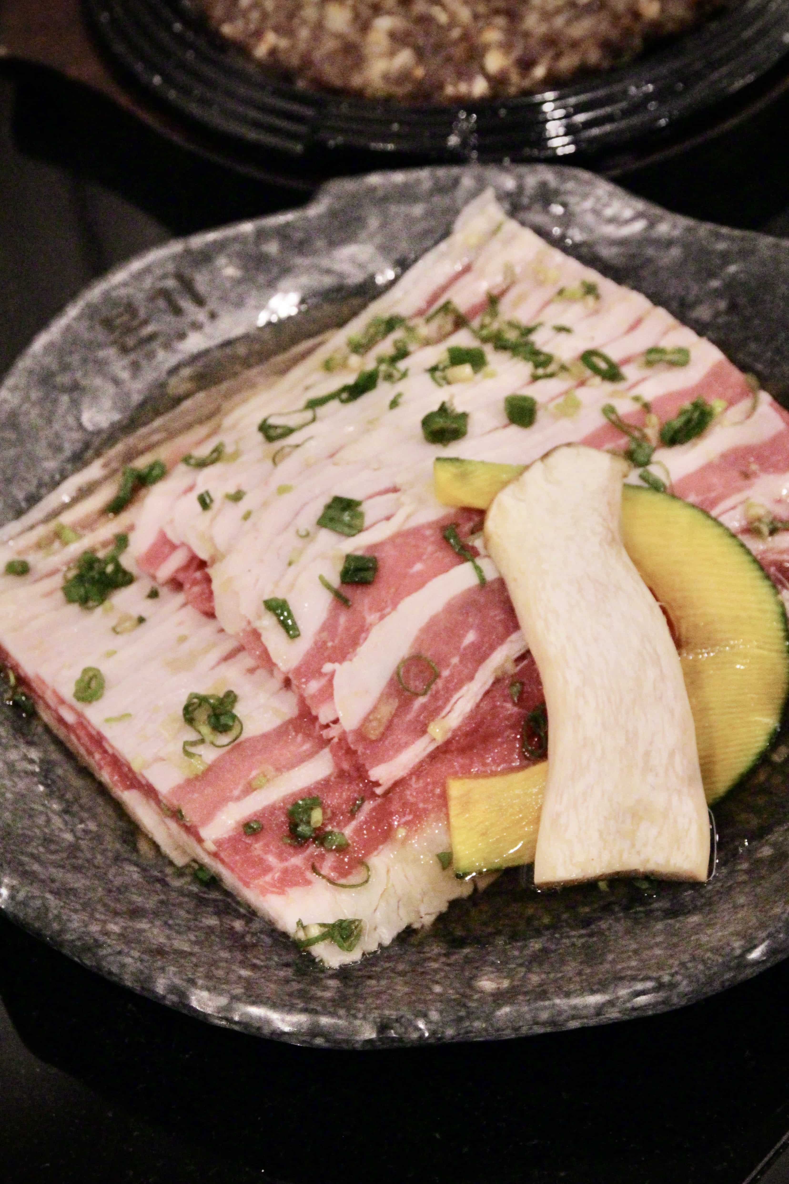 「白種元吾桑格 Woo Samgyup」的肉片特色在於厚度極薄，不但快熟，也容易入味，單吃或與搭配生菜都令人停不下筷子。（420元／份）