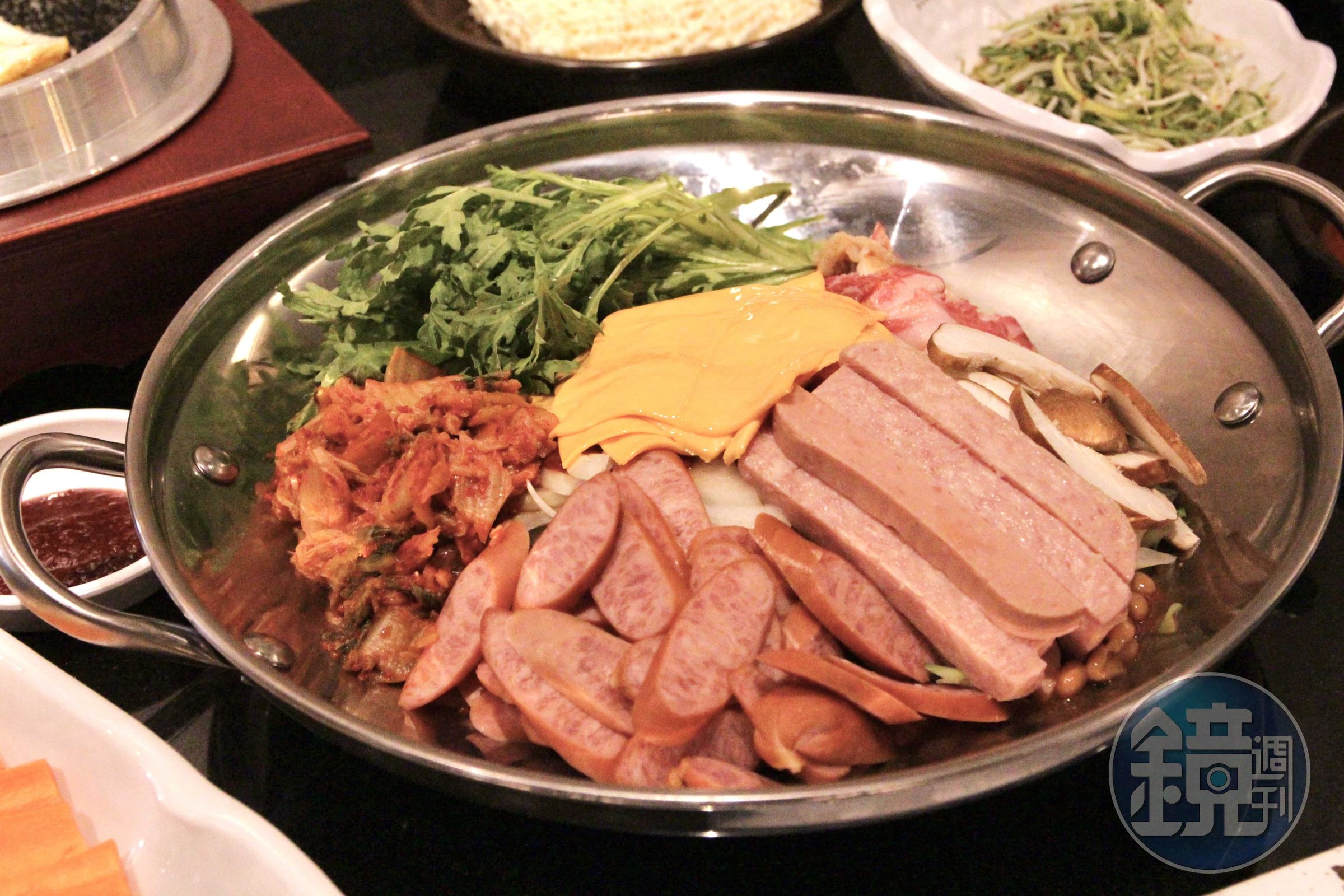 放入午餐肉、德式香腸、焗豆等食材的「韓國部隊鍋」，也很適合三五好友一同分食。（720元／份）