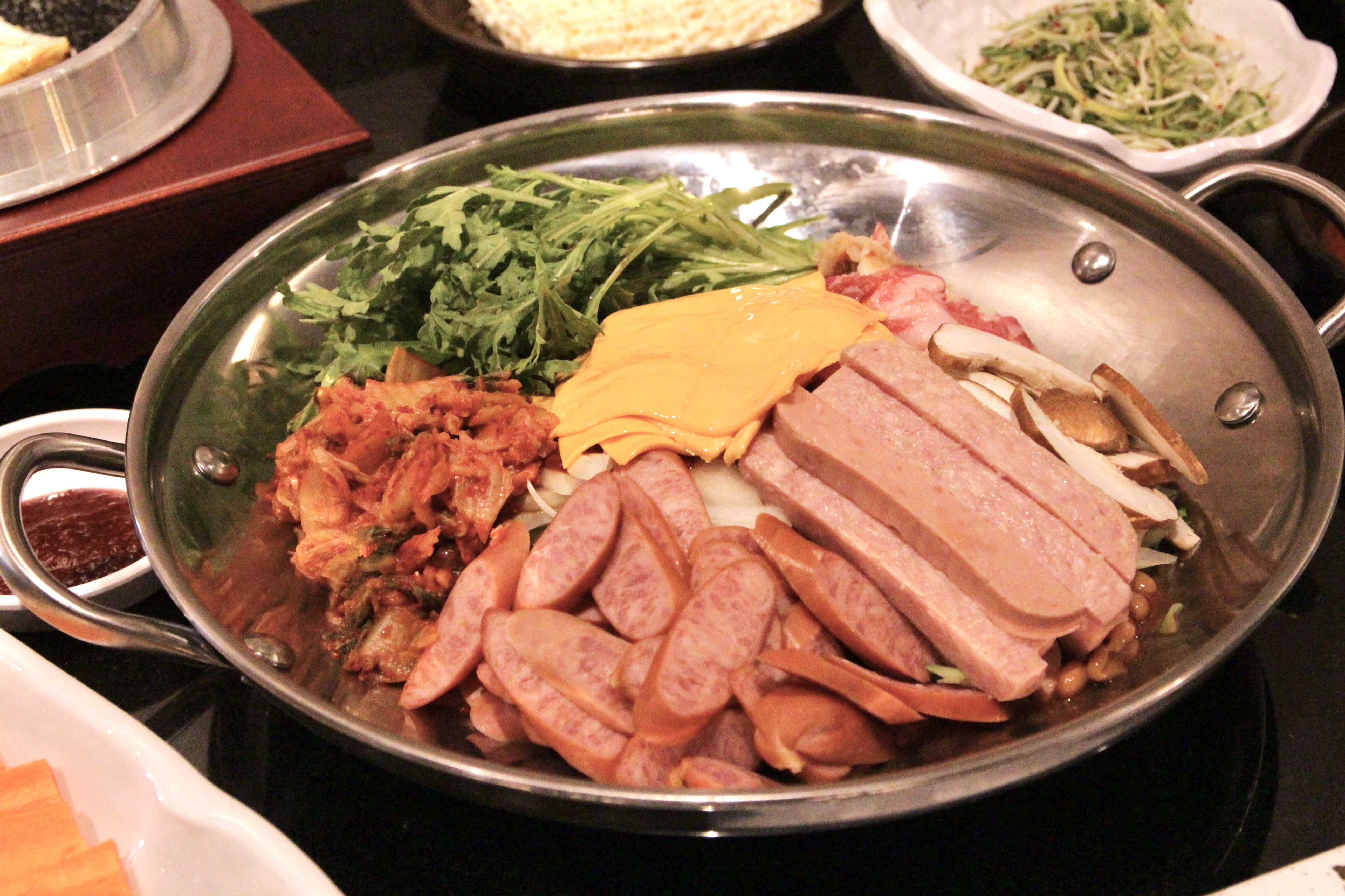 放入午餐肉、德式香腸、焗豆等食材的「韓國部隊鍋」，也很適合三五好友一同分食。（720元／份）