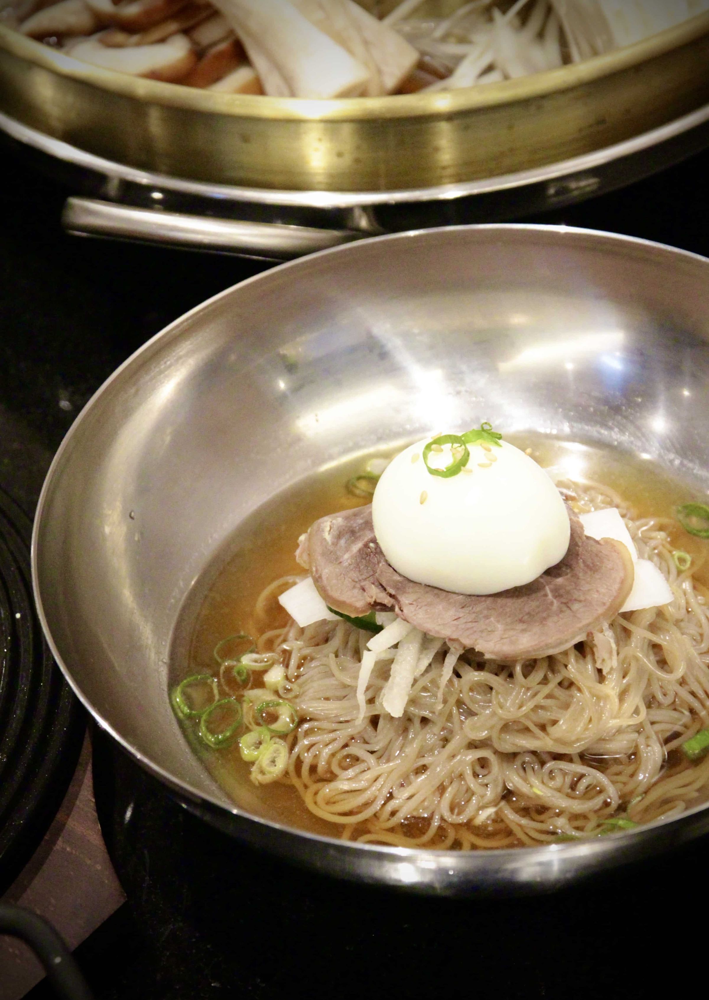「本家牛肉水冷麵」，選用來自韓國的Q彈冷麵條，口感彈牙且酸甜爽口。（250元／份）