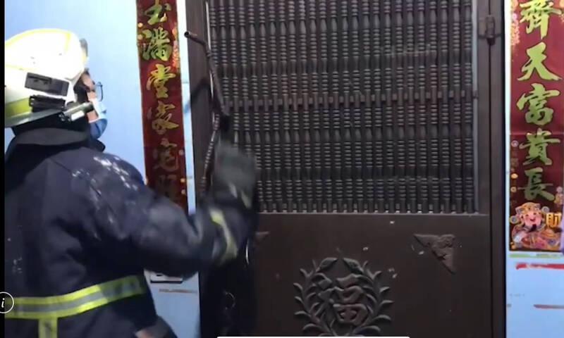 吳姓男子家和友人酒醉打110報案,謊稱槍擊案,警擔心槍手仍在屋內,破門攻堅,卻發現是烏龍一場。(讀者提供)