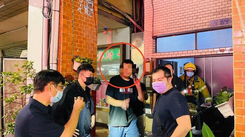 吳姓男子(紅圈)酒醉斷片,竟打110謊報槍擊案,警破門攻堅竟發現烏龍一場,依誣告罪將他移送法辦。(讀者提供)