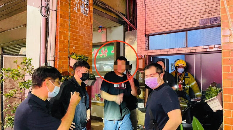 吳姓男子（紅圈）酒醉斷片，竟打110謊報槍擊案，警破門攻堅竟發現烏龍一場，依誣告罪將他移送法辦。（讀者提供）