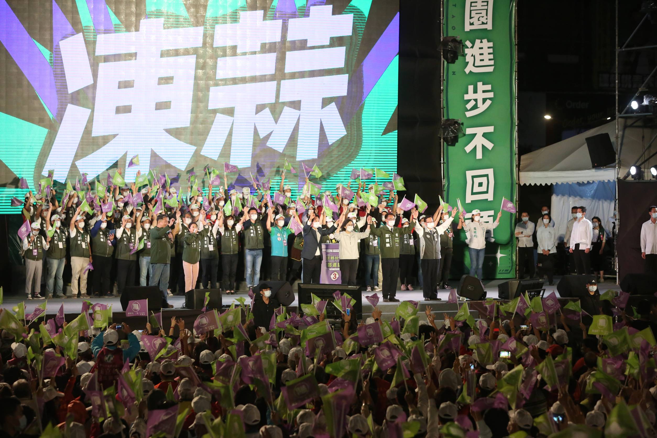 鄭運鵬週日晚間舉辦黃金勝選之夜，賴清德、蔡英文、鄭文燦等綠營大咖同台造勢，拉抬桃園選情。