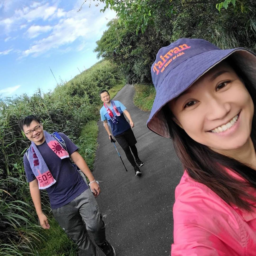 羅智強(中)今在臉書感謝自己之前的選服主任婷婷(右),稱對方是如哆啦A夢一般的人。(翻攝自羅智強臉書)