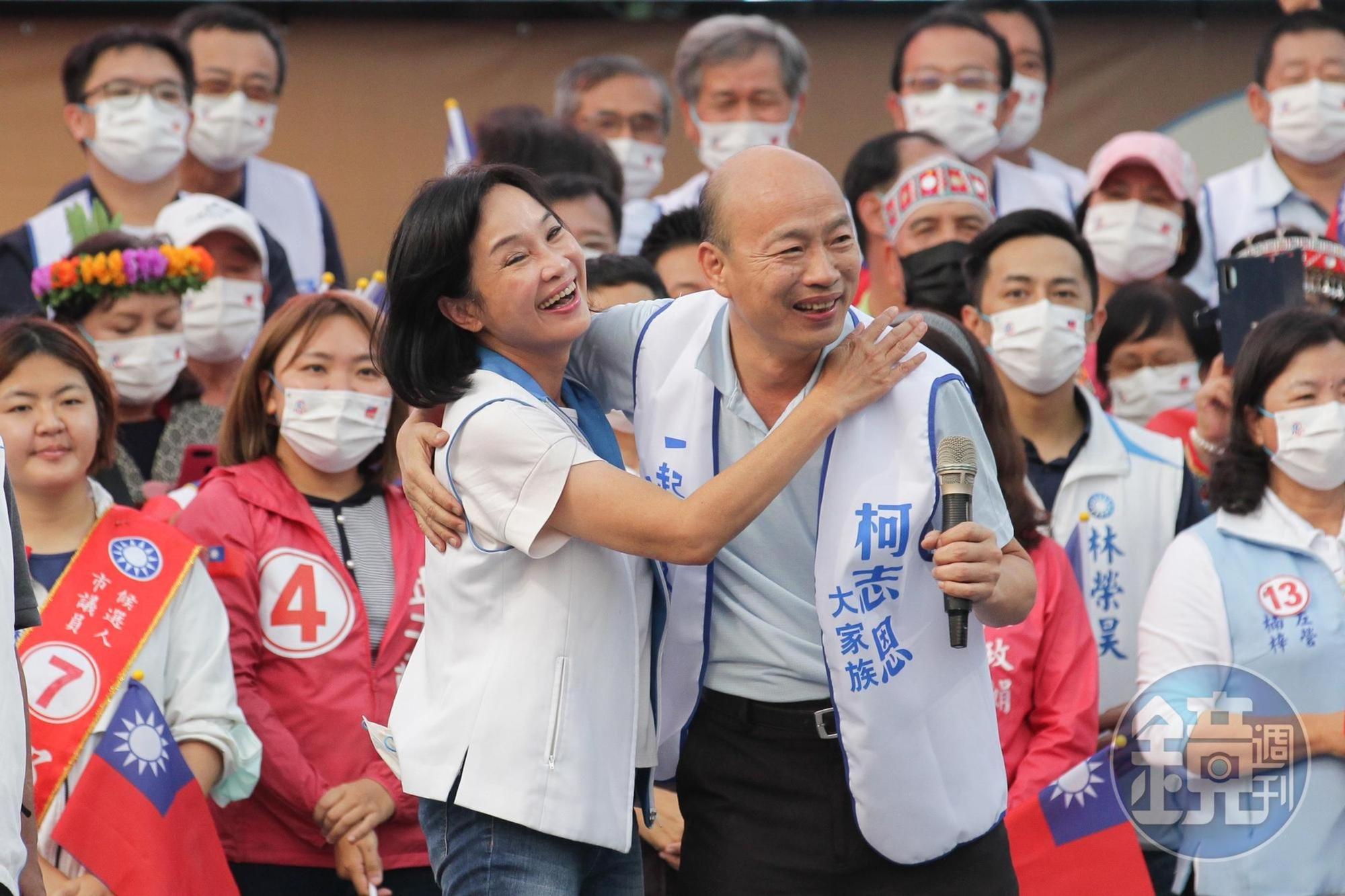 柯志恩和韓國瑜再度同台造勢,韓國瑜重提「高雄又老又窮」,要大家讓柯志恩來改變高雄。