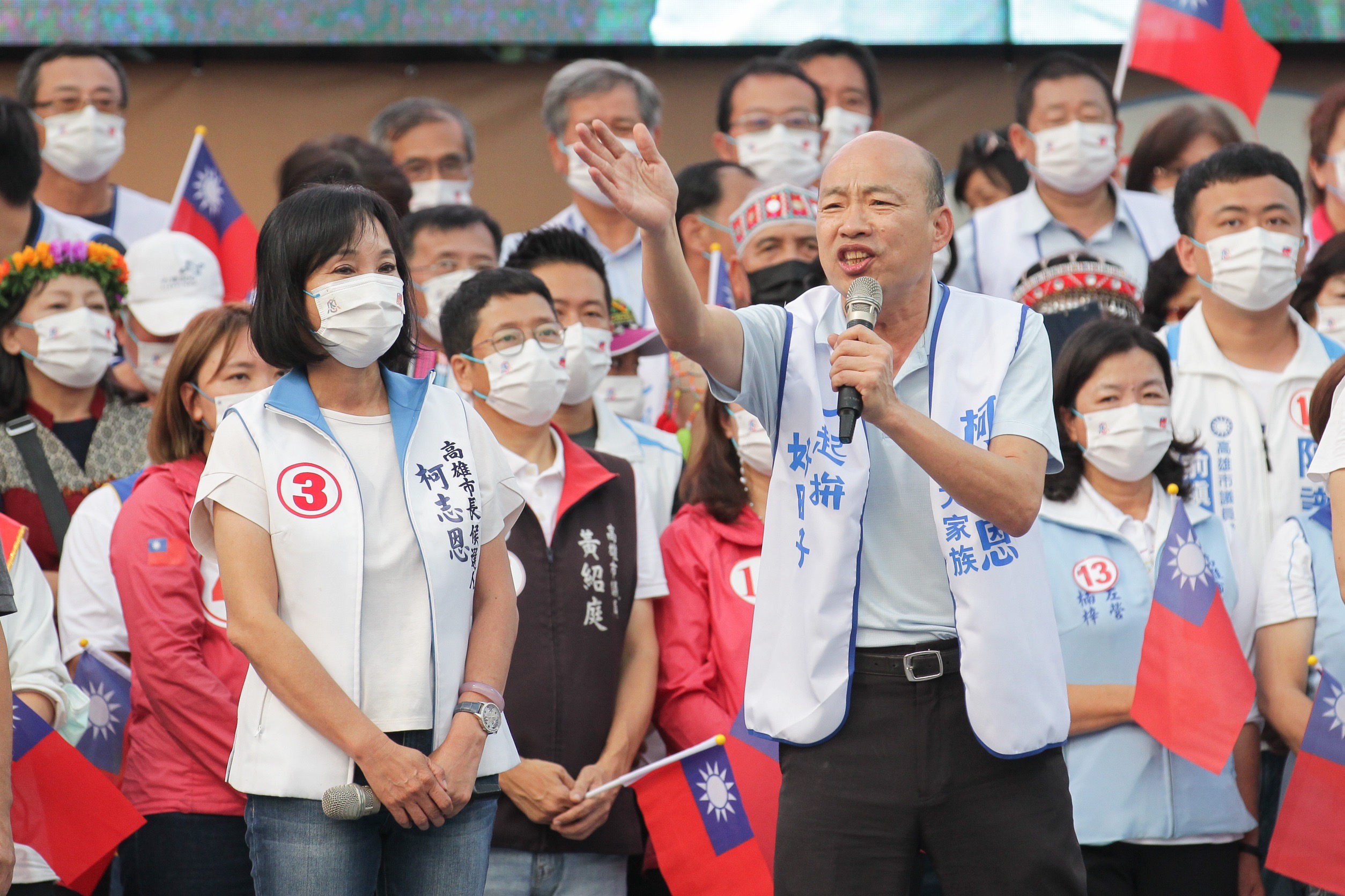 韓國瑜（右）幫柯志恩站台助選，喊出要「買一送三」，讓陳其邁去接行政院長。