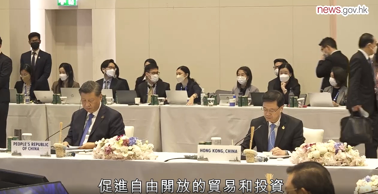 李家超(右)於APEC會議中曾坐在習近平(左)旁邊,且兩人均未戴口罩。(翻攝自香港政府新聞網)