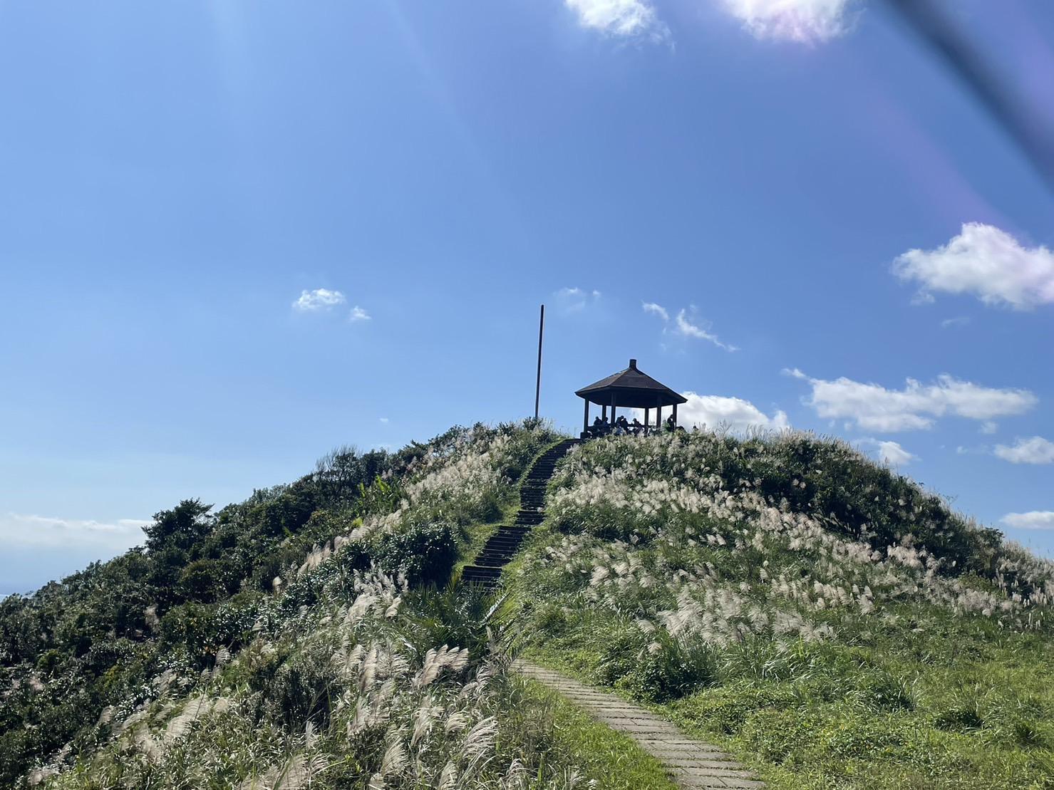 遼闊草原每到秋季開滿芒花，為東北角熱門健行路線。（晶泉丰旅提供）