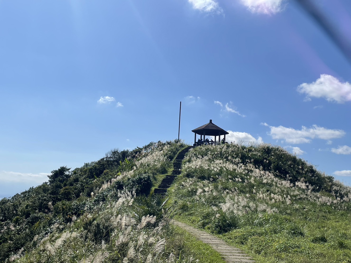 遼闊草原每到秋季開滿芒花，為東北角熱門健行路線。（晶泉丰旅提供）