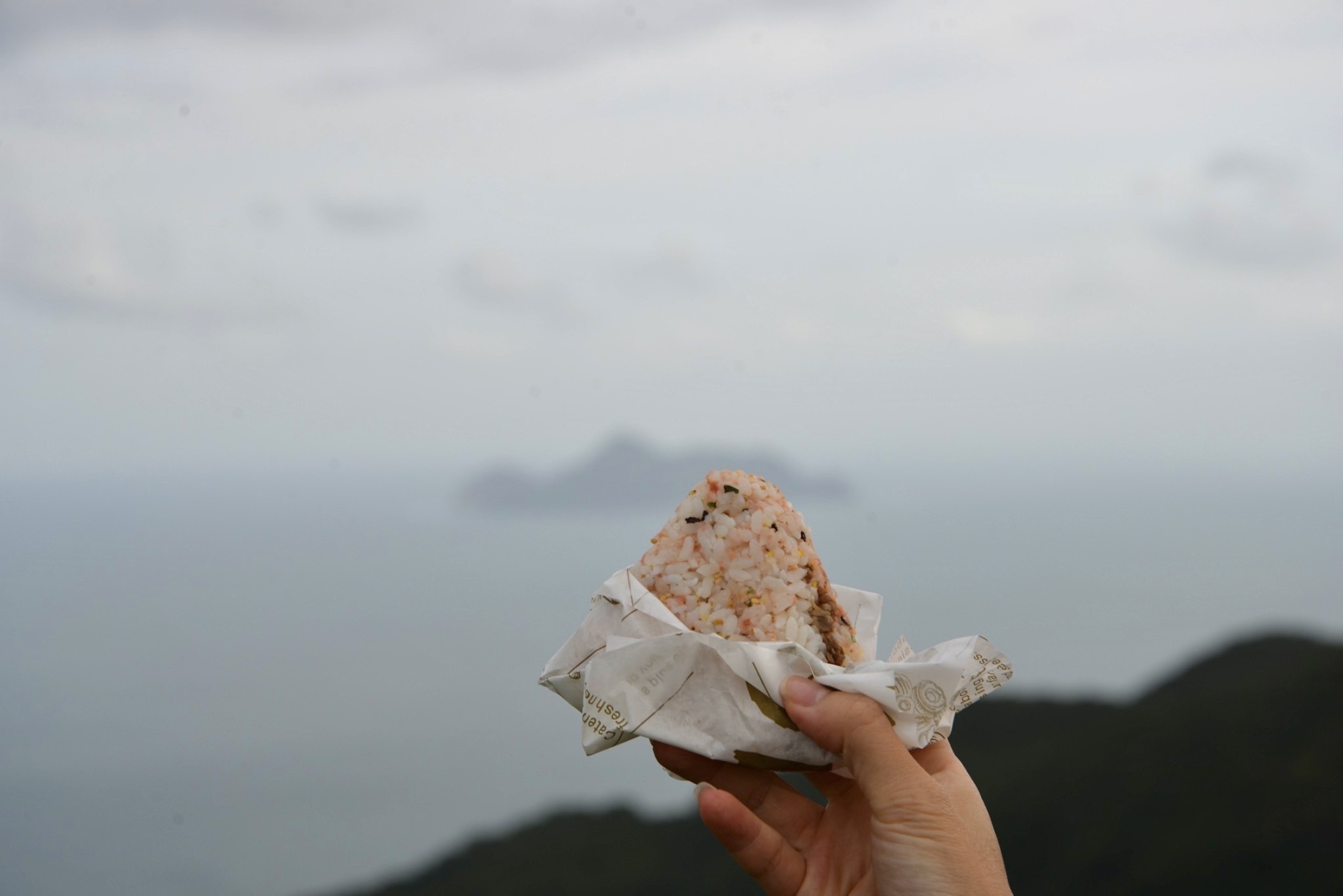 桃源谷秋芒健行將贈送健行背包，可以在山頂吃主廚特製飯糰。（晶泉丰旅提供）