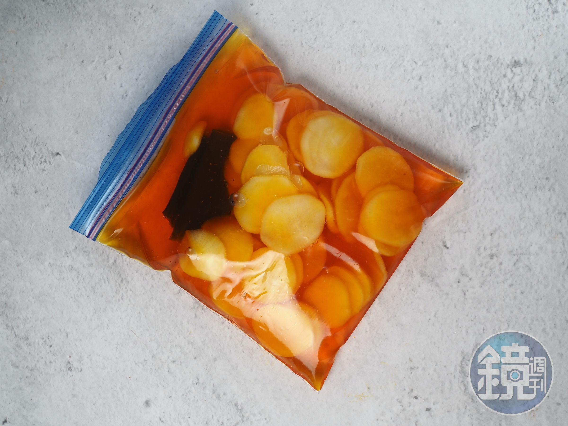 醃料顏色看起來很橘，但吃進蘿蔔裡就會是剛剛好的黃色。
