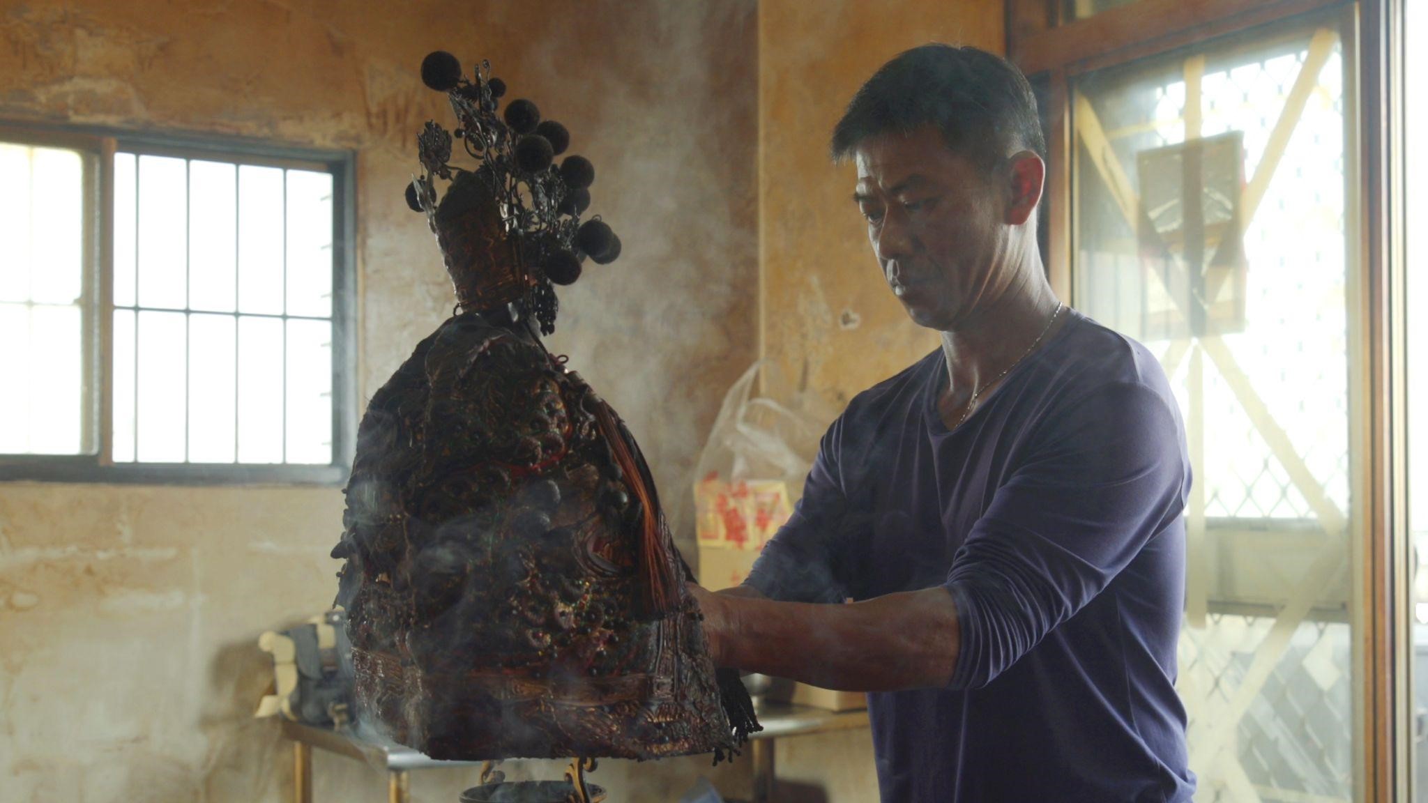 片中與信仰相關畫面，剪輯時討論許久。 （傳影互動提供）