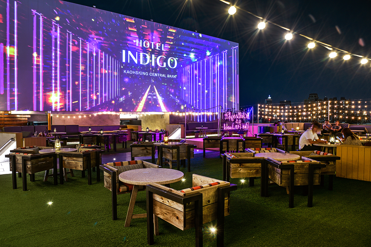 高雄英迪格酒店瘋世足推出為期12天的高空足球派對。