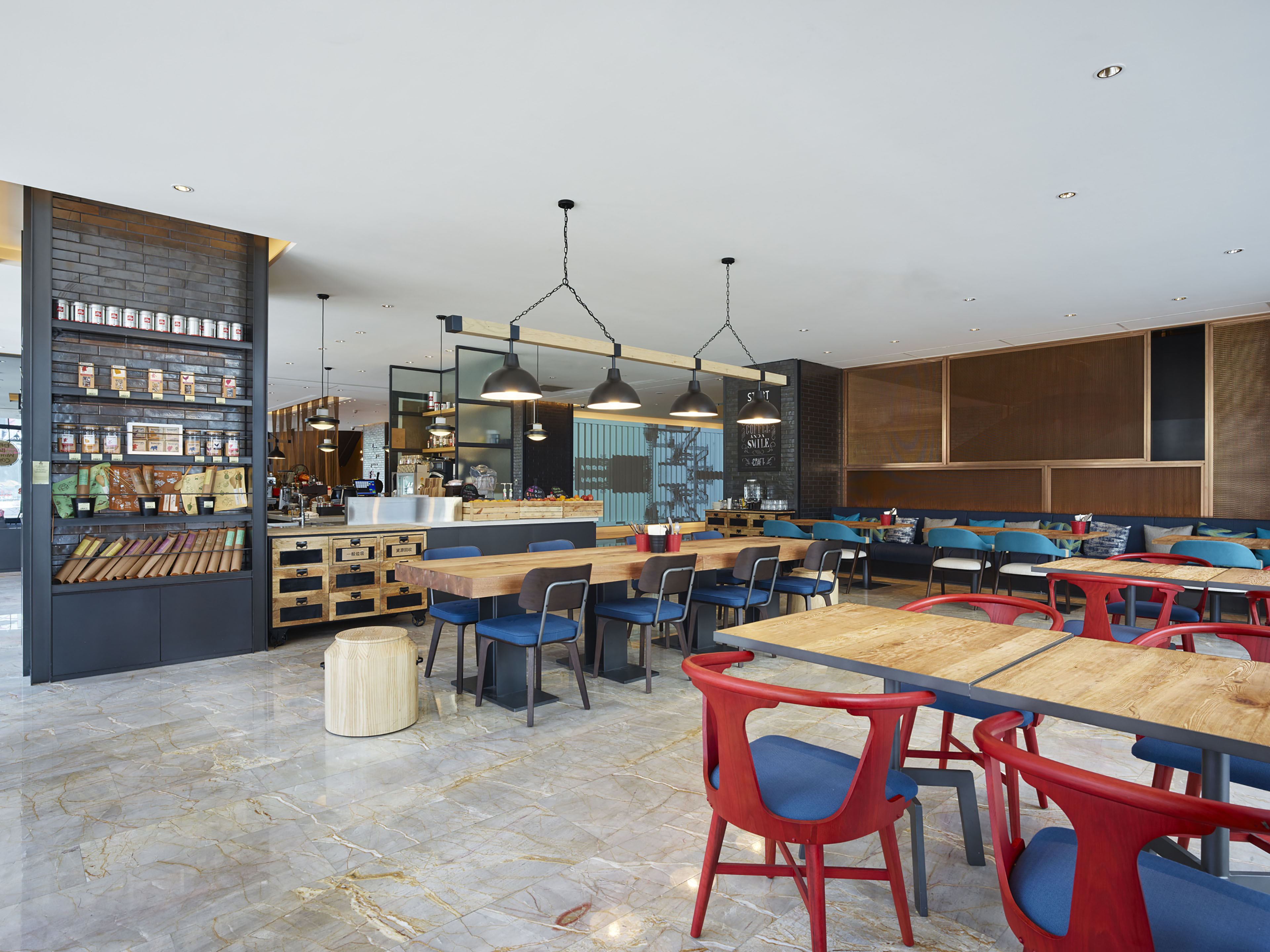 位於酒店一樓Craft咖啡廳也將延長營業時間,每日晚間6點及9點於大型投螢幕上即時轉播32強精采賽事。