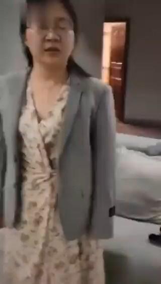 吳丹被捉姦時，身穿低胸洋裝、微醺。（翻自推特）