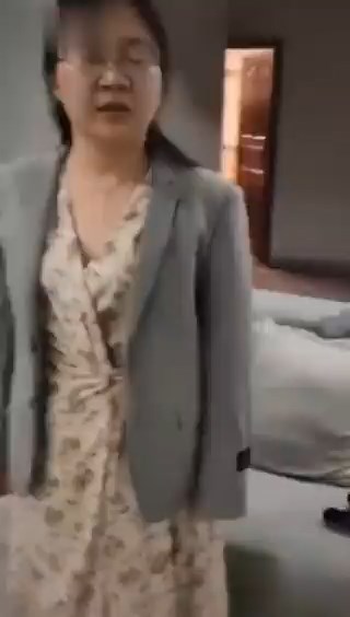 吳丹被捉姦時，身穿低胸洋裝、微醺。（翻自推特）