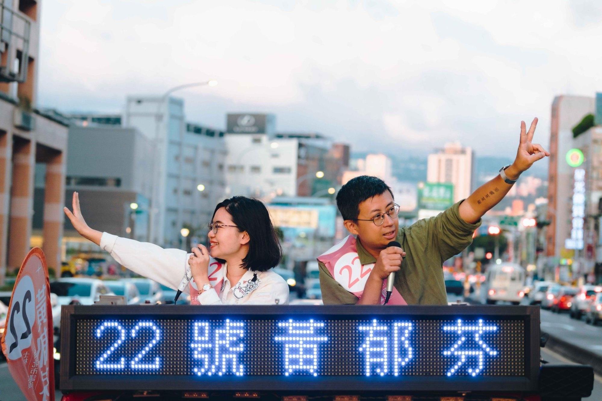 呱吉（右）18日下午陪黃郁芬掃街拜票，2人事後指控經過劉仕傑的服務處遭比中指，劉仕傑公布監視器畫面自清後黃才道歉。（翻攝自黃郁芬臉書）