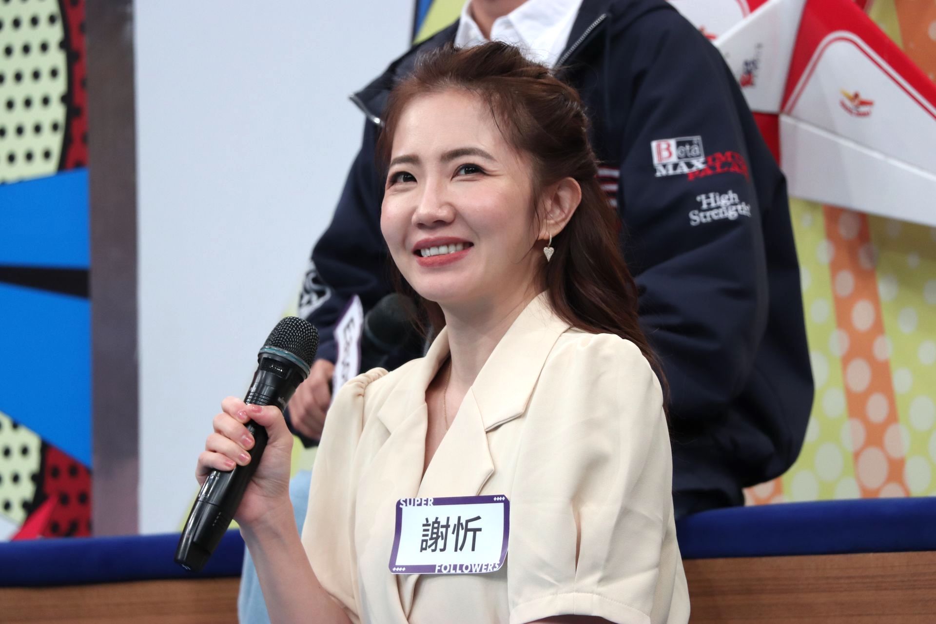 謝忻上節目分享旅遊經驗。（中天提供）