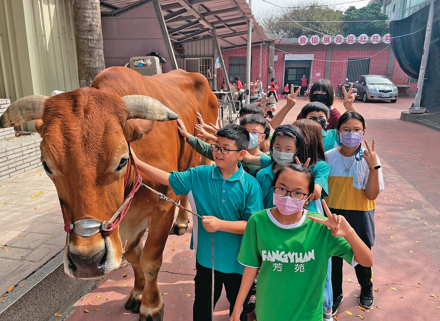 彰化縣芳苑國小，從地方特有海牛文化出發，由老師帶領學生走入地方，培養學生對家鄉的認識進而產生認同感。（信義房屋提供）