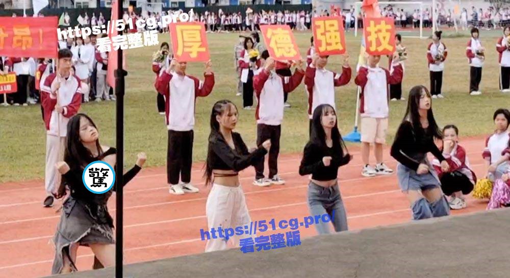 妹子穿超低胸熱舞尷尬了，最高潮「珍奶彈出來」走光秒變18禁。（翻自《51吃瓜網》）