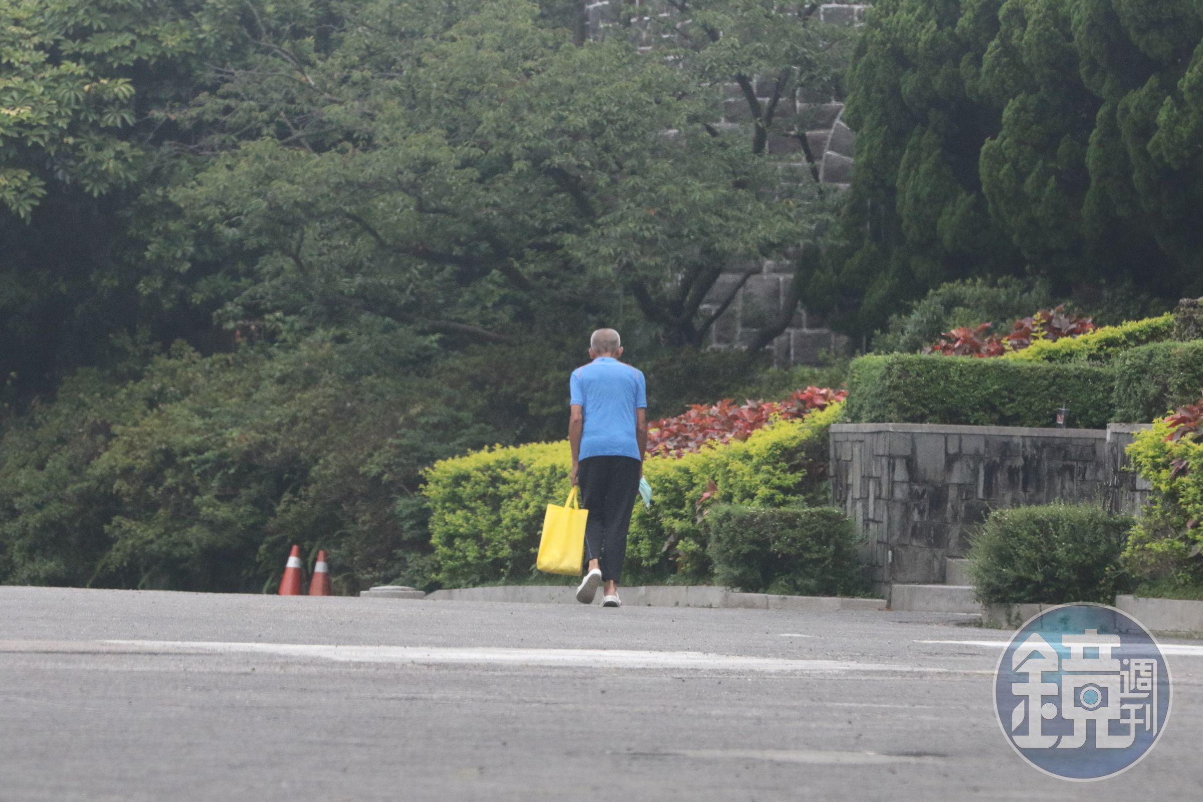 柯賜海開完後會搭捷運到劍潭站，轉搭公車到陽明山的某站下車。