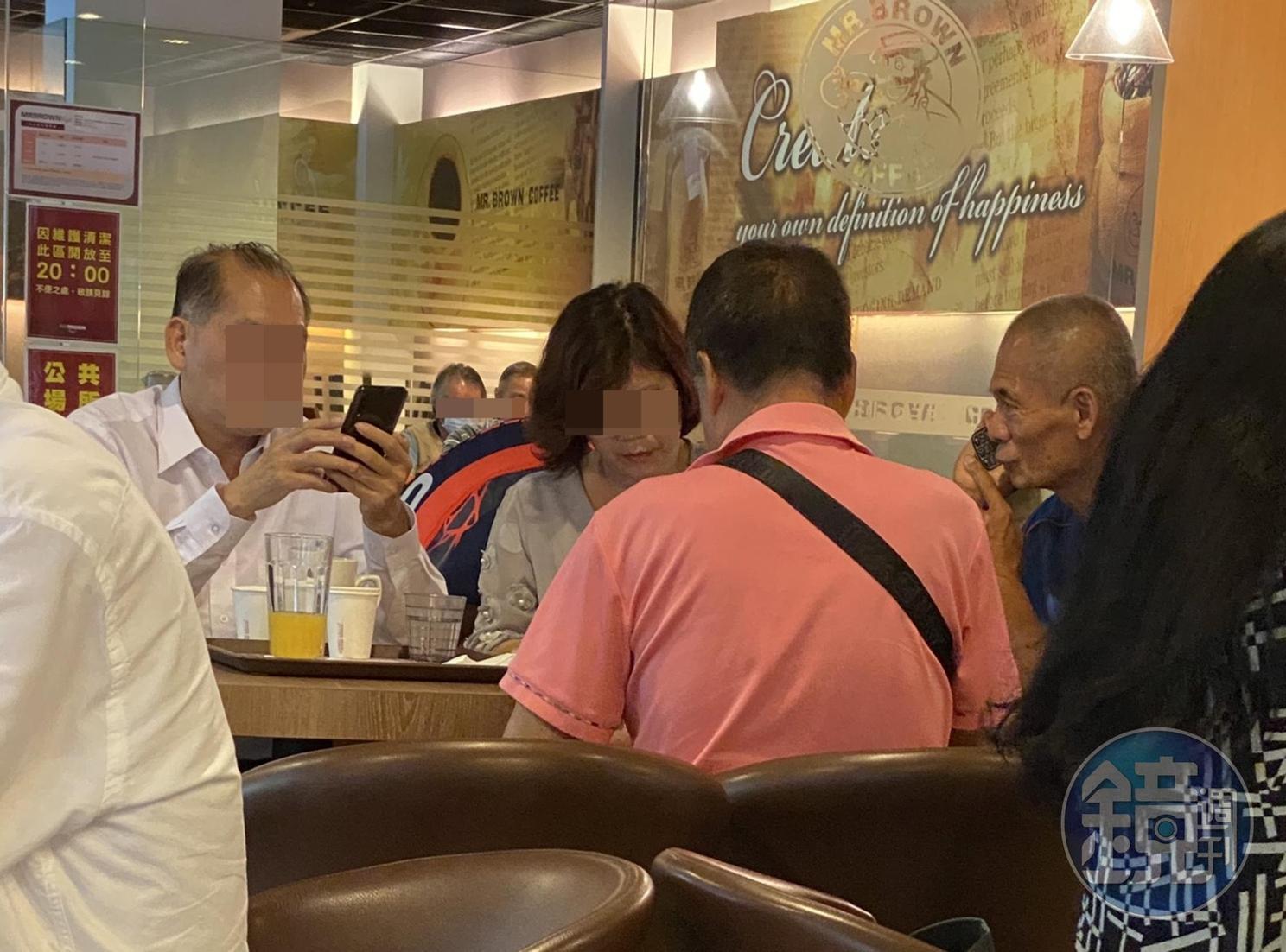 跟兩男一女討論事情，柯賜海一邊在講，阿姨一邊用紙筆記錄著。
