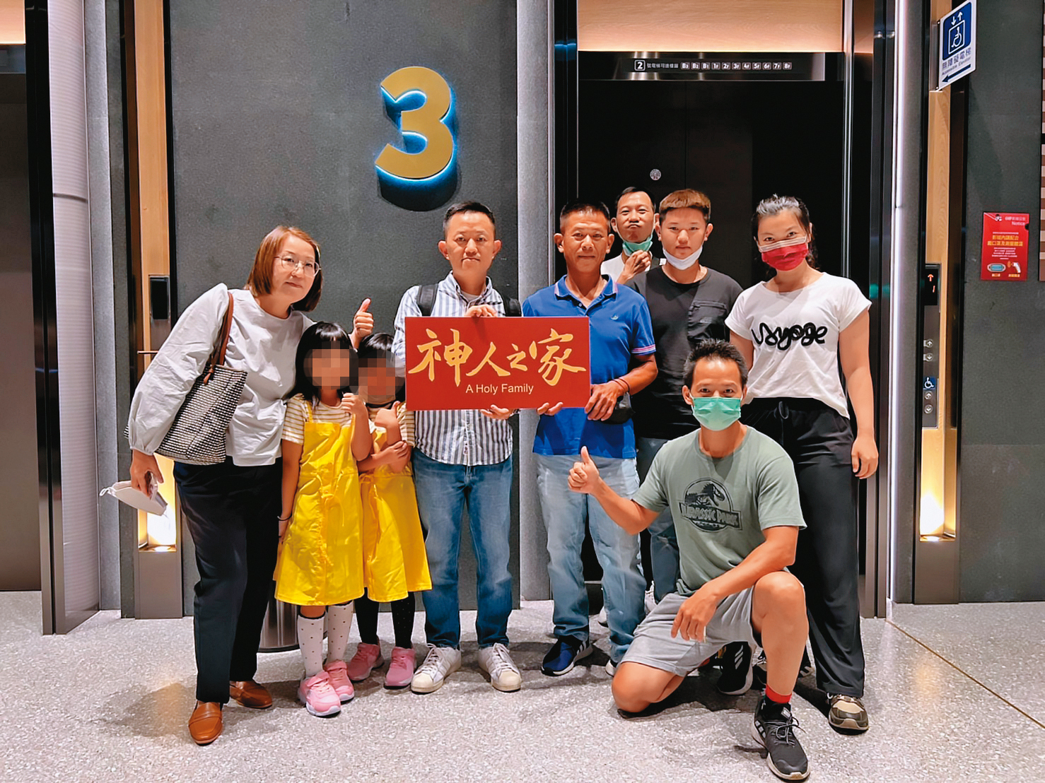 盧盈良(左四)的《神人之家》在家鄉嘉義舉行放映會,他的哥哥(左五)、姐姐(左一)均出席觀賞。(傳影互動提供)