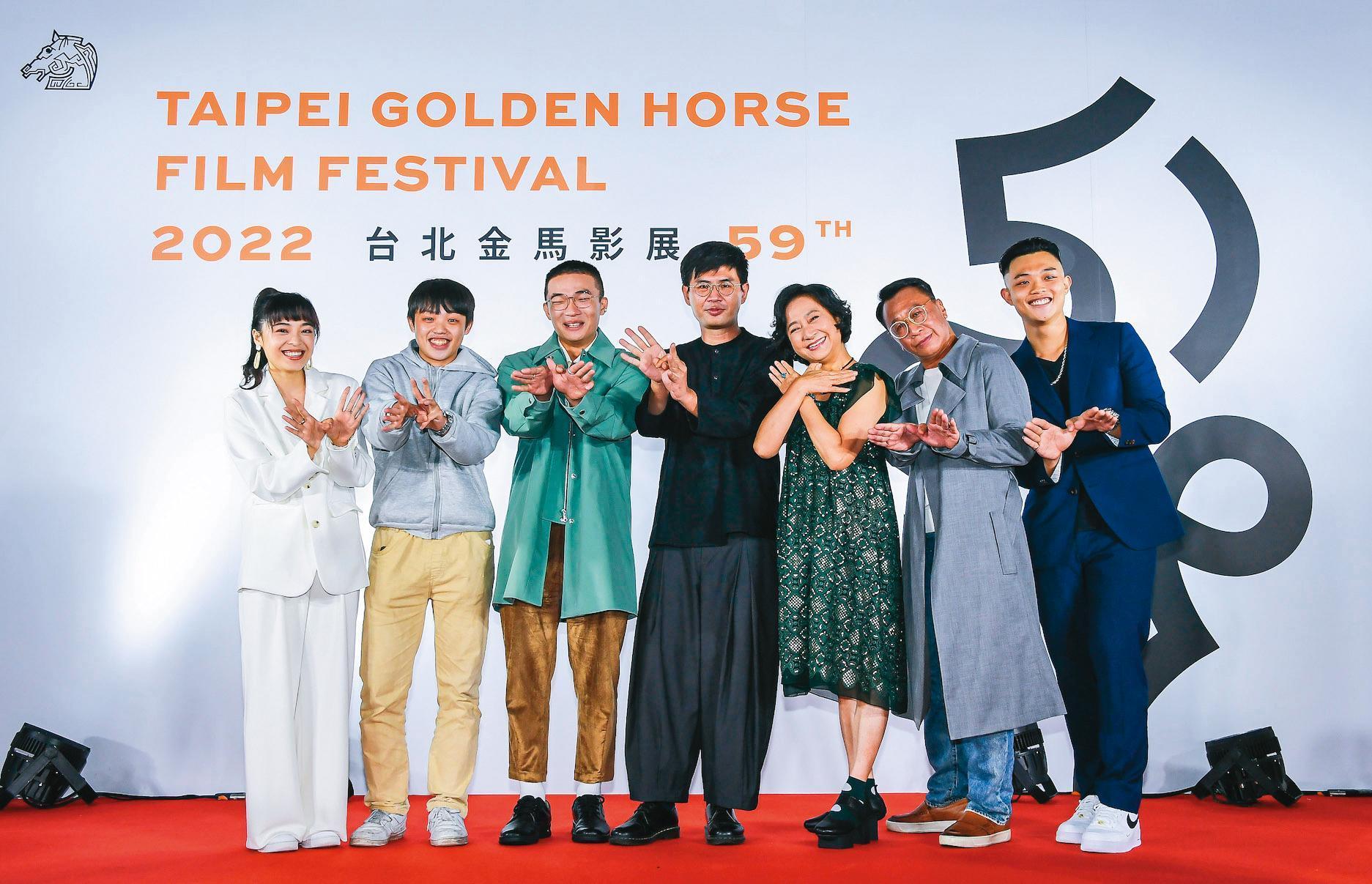 演員李夢苡樺(左起)、宋昱德、胡智強、導演詹京霖、演員楊麗音、游安順與陳韋勳共同出席金馬影展開幕活動。(金馬影展提供)