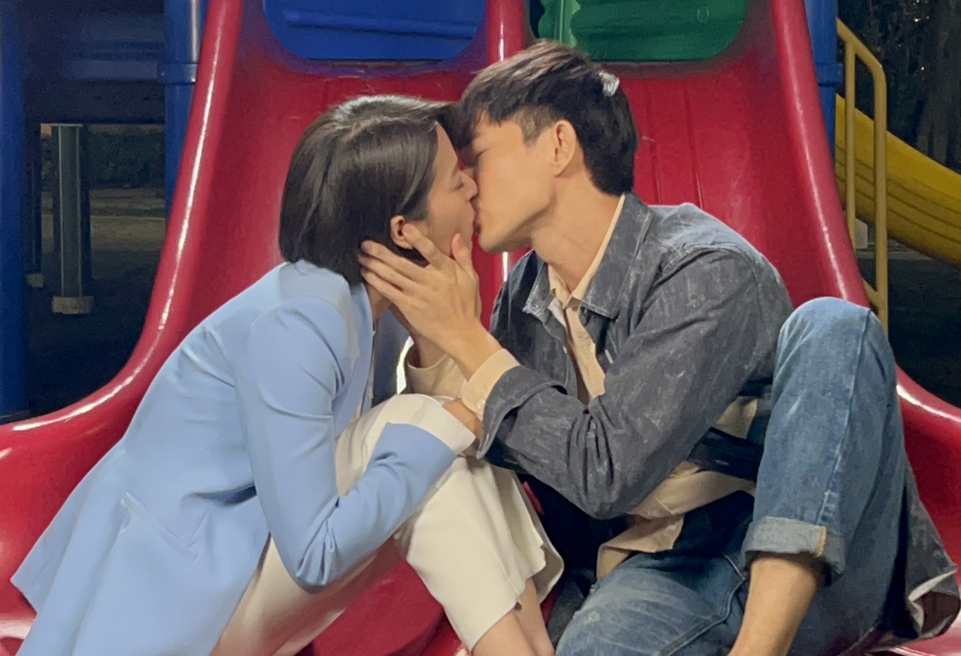 《市井豪門》曾子益跟蘇晏霈的吻戲讓旁人看得臉紅心跳。（民視提供）