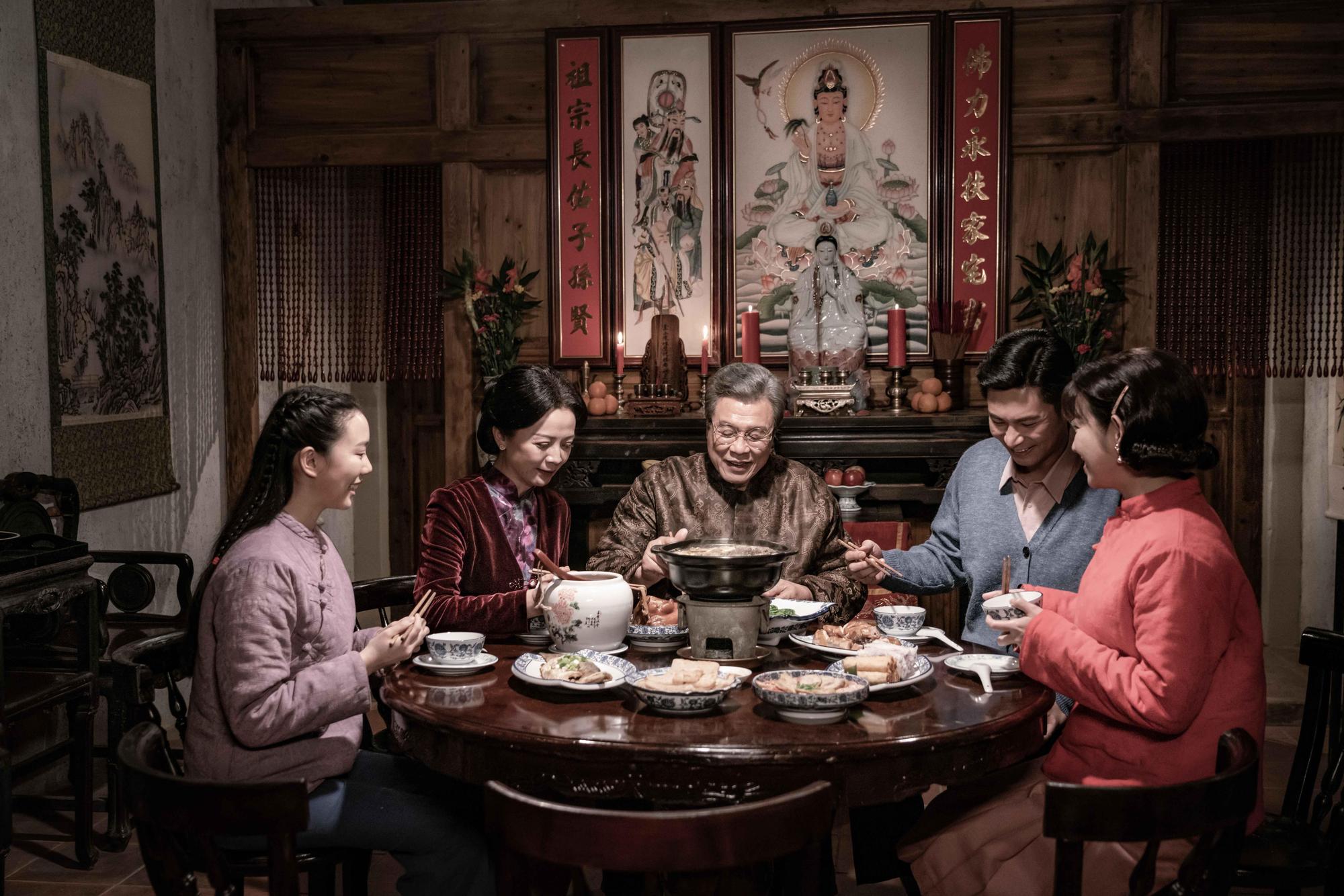《牛車來去》楊烈(中)飾演的地主「陳家」過年圍爐,右起為米可白 、楊子儀、高欣欣、鄧雨忱。(公視、禾豐製作提供)