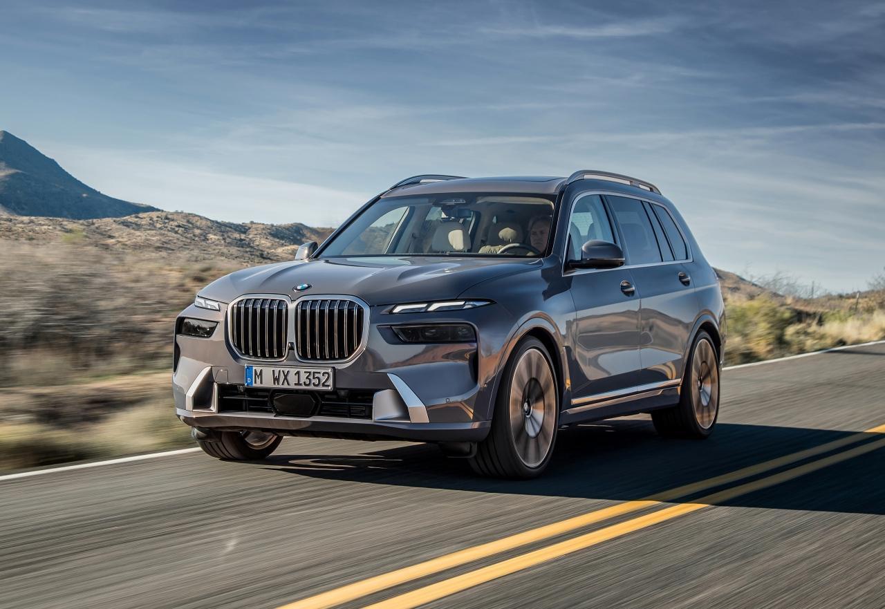 BMW X7 xDrive40i搭載全新3.0升BMW TwinPower Turbo直列6汽缸汽油引擎，針對引擎本體、冷卻系統與燃油供應系統進行強化，創造出381匹最大馬力與520牛頓米的最大扭力，結合全新48V高效複合動力科技與Steptronic運動化八速手自排變速箱，0-100km/h加速僅需5.8秒就能完成。