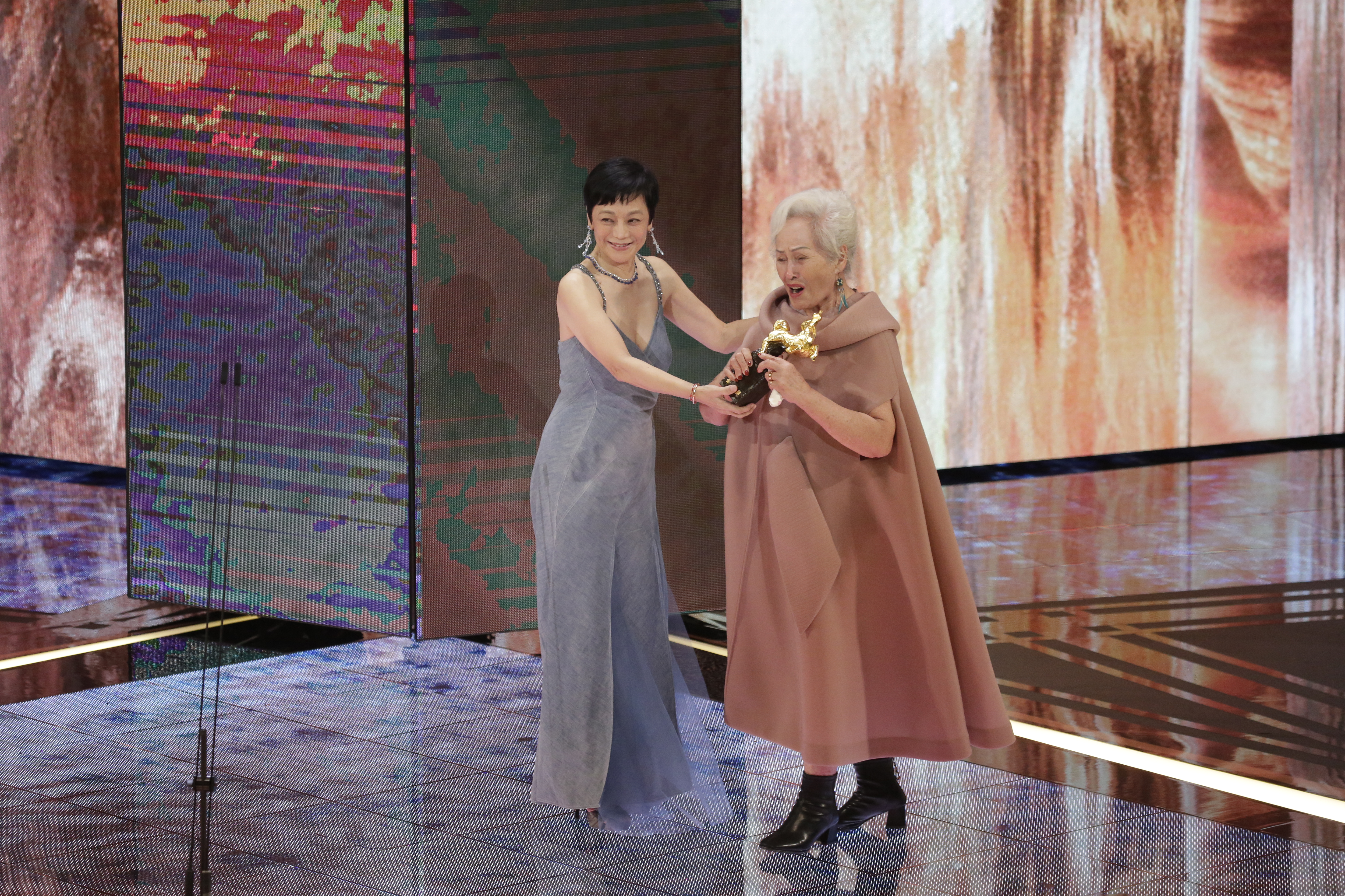 能從張艾嘉手中得到獎座，林詹珍妹感到很感動，要在家裡找地方好好收藏獎座。