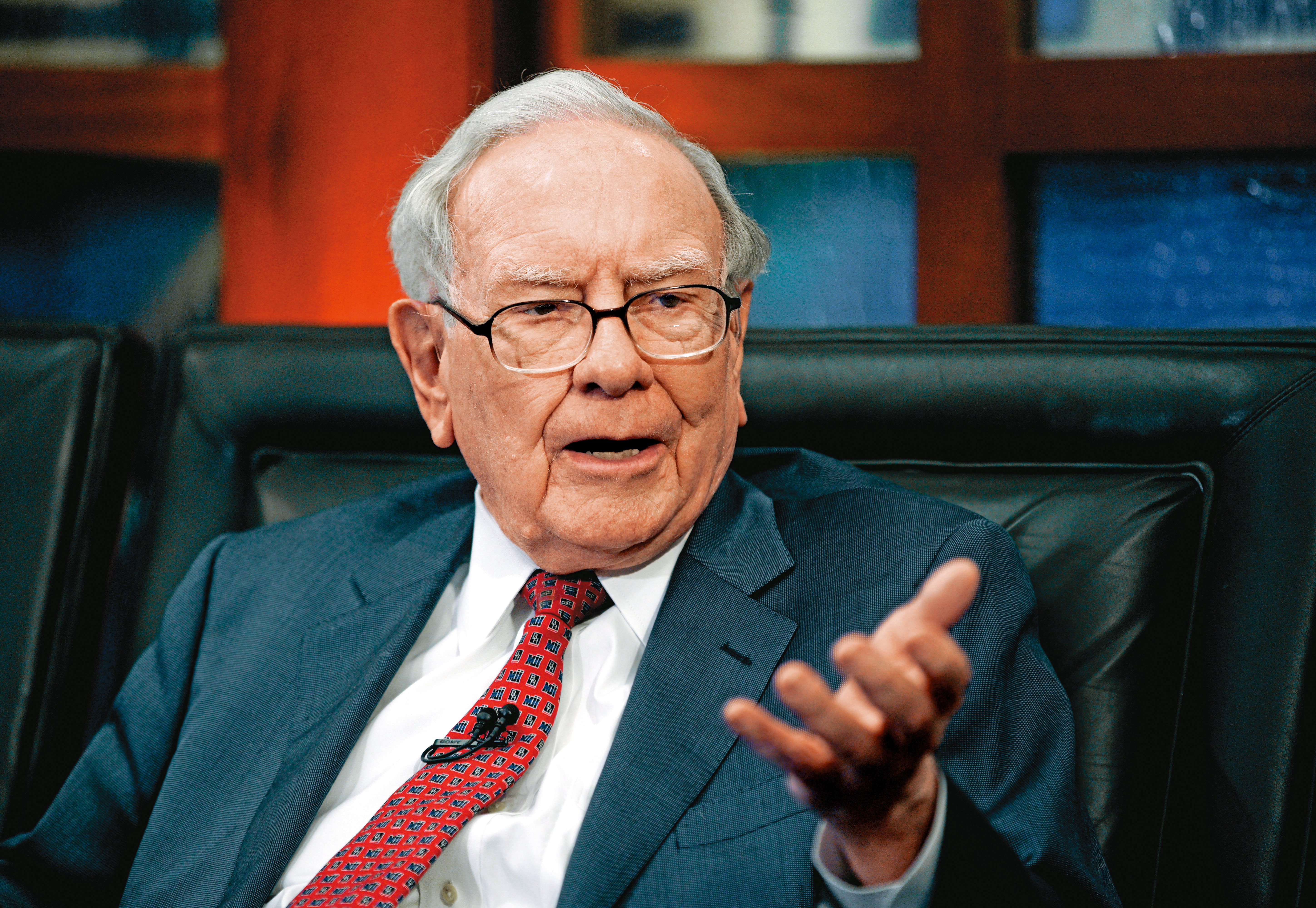 股神巴菲特手握大量資金，可以幾乎無視短期景氣循環波動來投資，但一般人進場需更為謹慎。（東方IC）