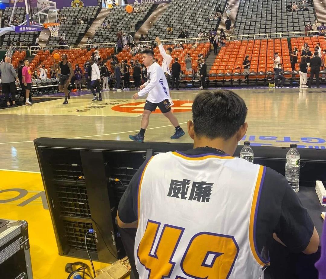 威廉因為主持霍華德來台首秀被球迷罵爆,因此連累到妻子卓君澤。(翻攝自廖威廉IG)