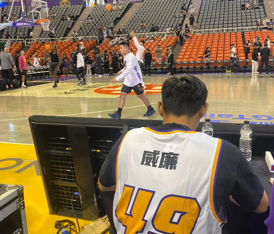 威廉因為主持霍華德來台首秀被球迷罵爆,因此連累到妻子卓君澤。(翻攝自廖威廉IG)