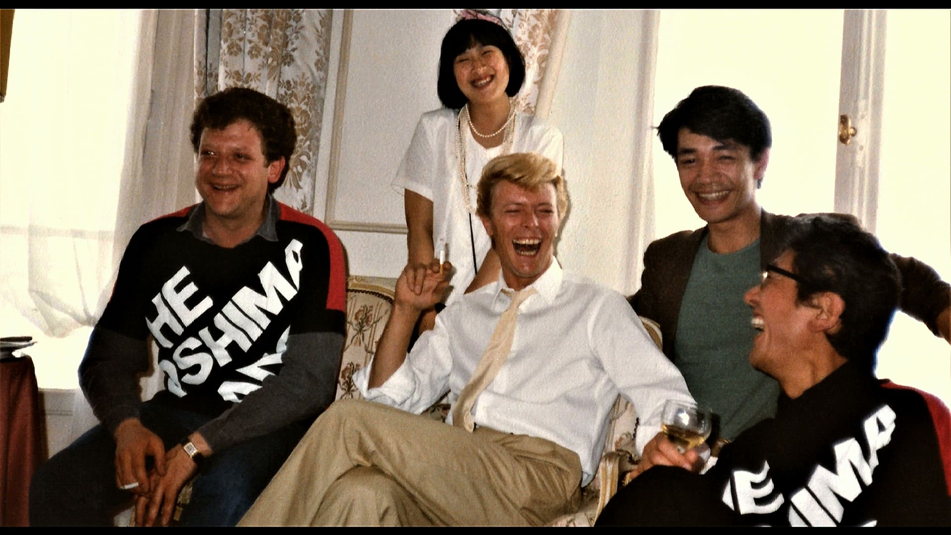 《俘虜》監製傑瑞米湯瑪斯(前排左)與片中演員大衛鮑伊(前排中)和坂本龍一(後排右)合影。(佳映娛樂提供)