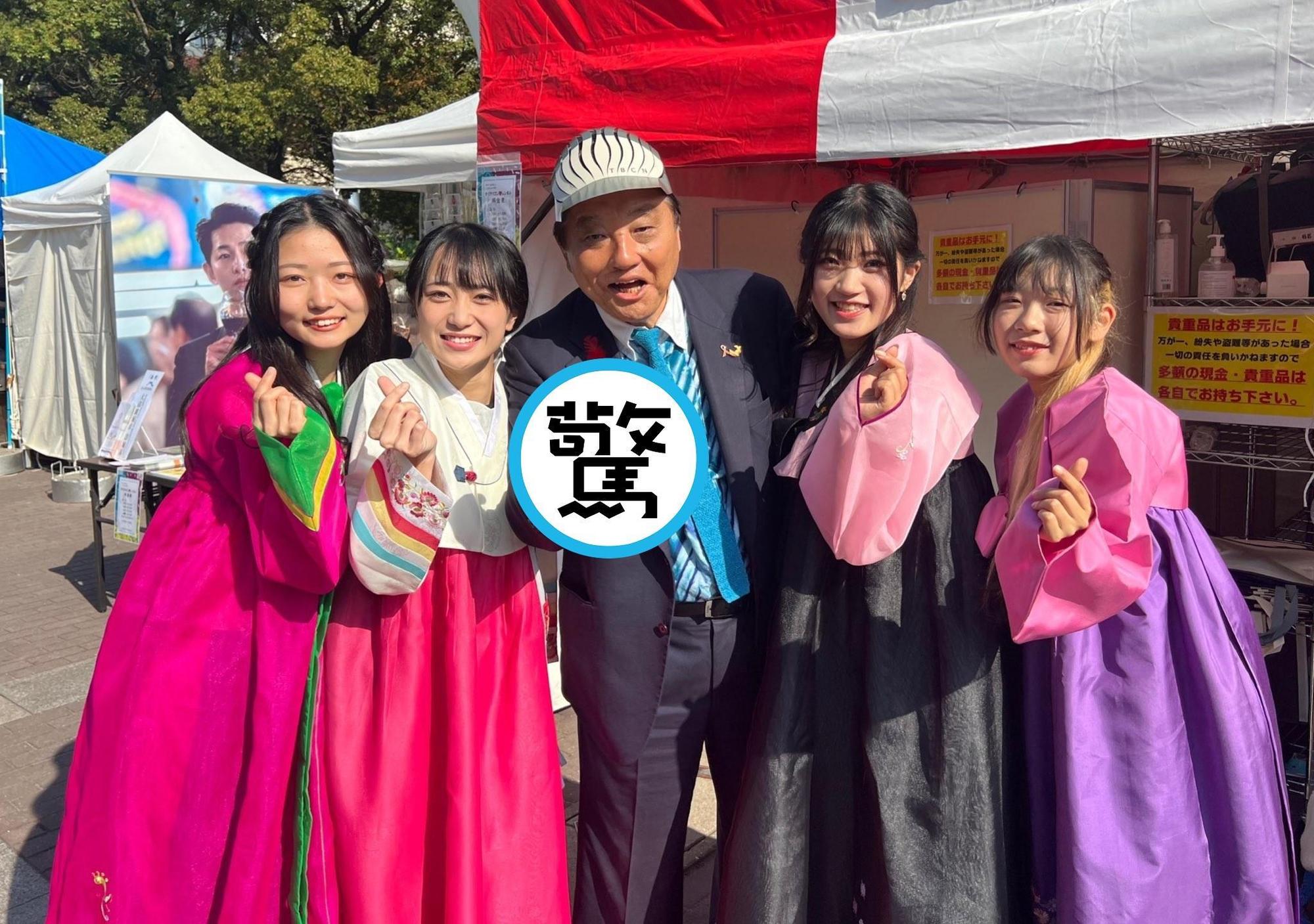 名古屋市長又變色色癡漢！與女團合影比出性暗示手勢，死性不改被罵翻。（翻自推特）