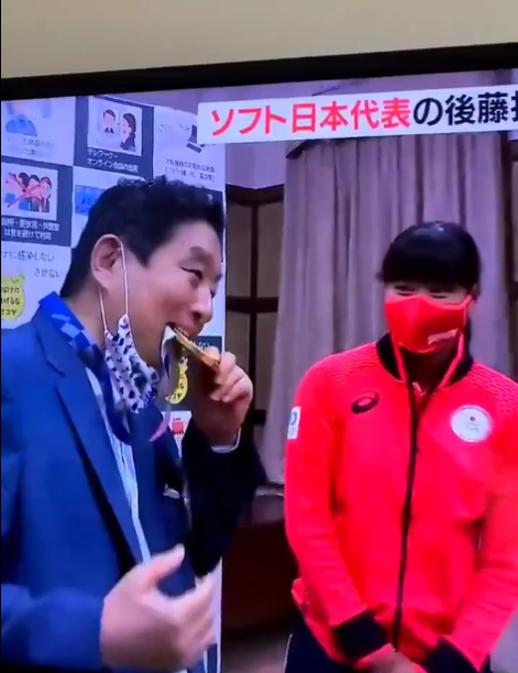 去年河村在接見東京奧運日本女壘隊投手後藤希友時，竟直接脫下口罩，拿起對方的金牌咬一口。（翻自推特）