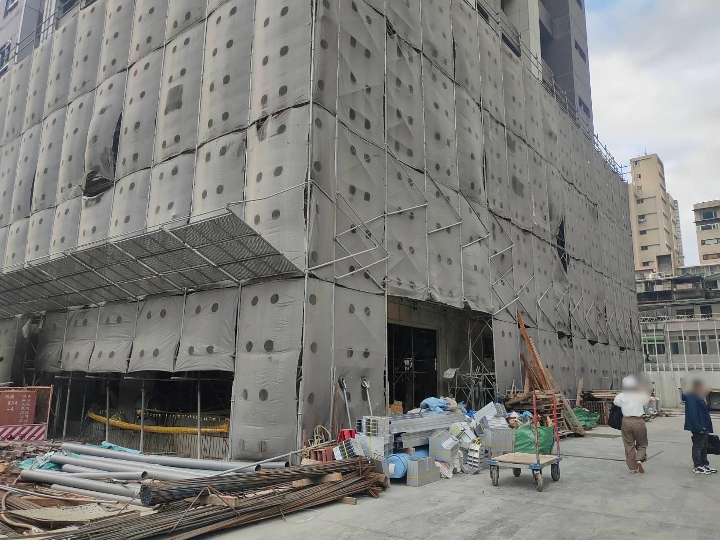 北市松山區光復南路某工地今午發生工安意外。(翻攝畫面)