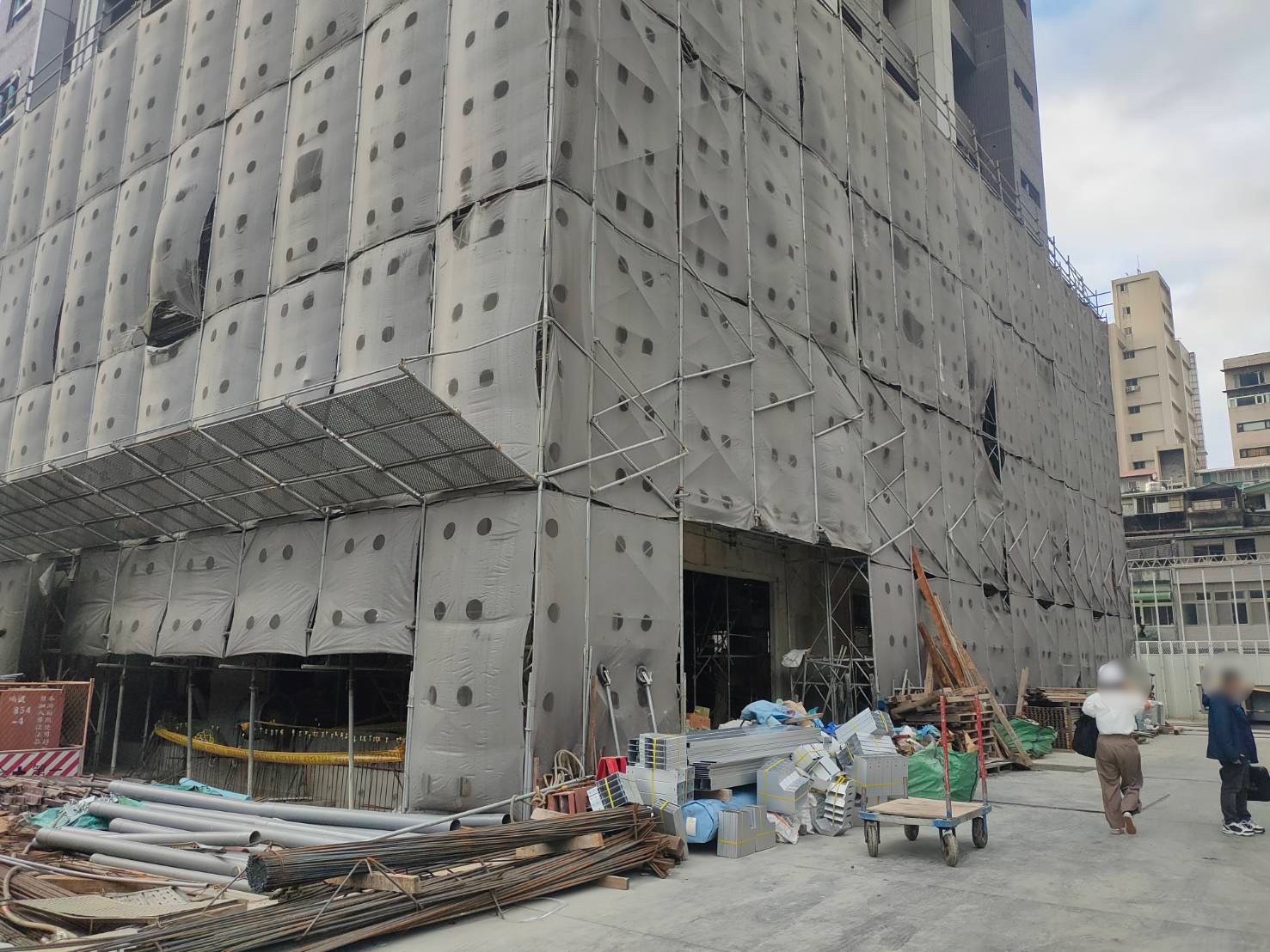 北市松山區光復南路某工地今午發生工安意外。(翻攝畫面)
