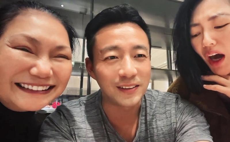 感情還好時，小S、S媽與汪小菲還同框，如今正式開撕，而且男的講話頗難聽。（翻攝微博）