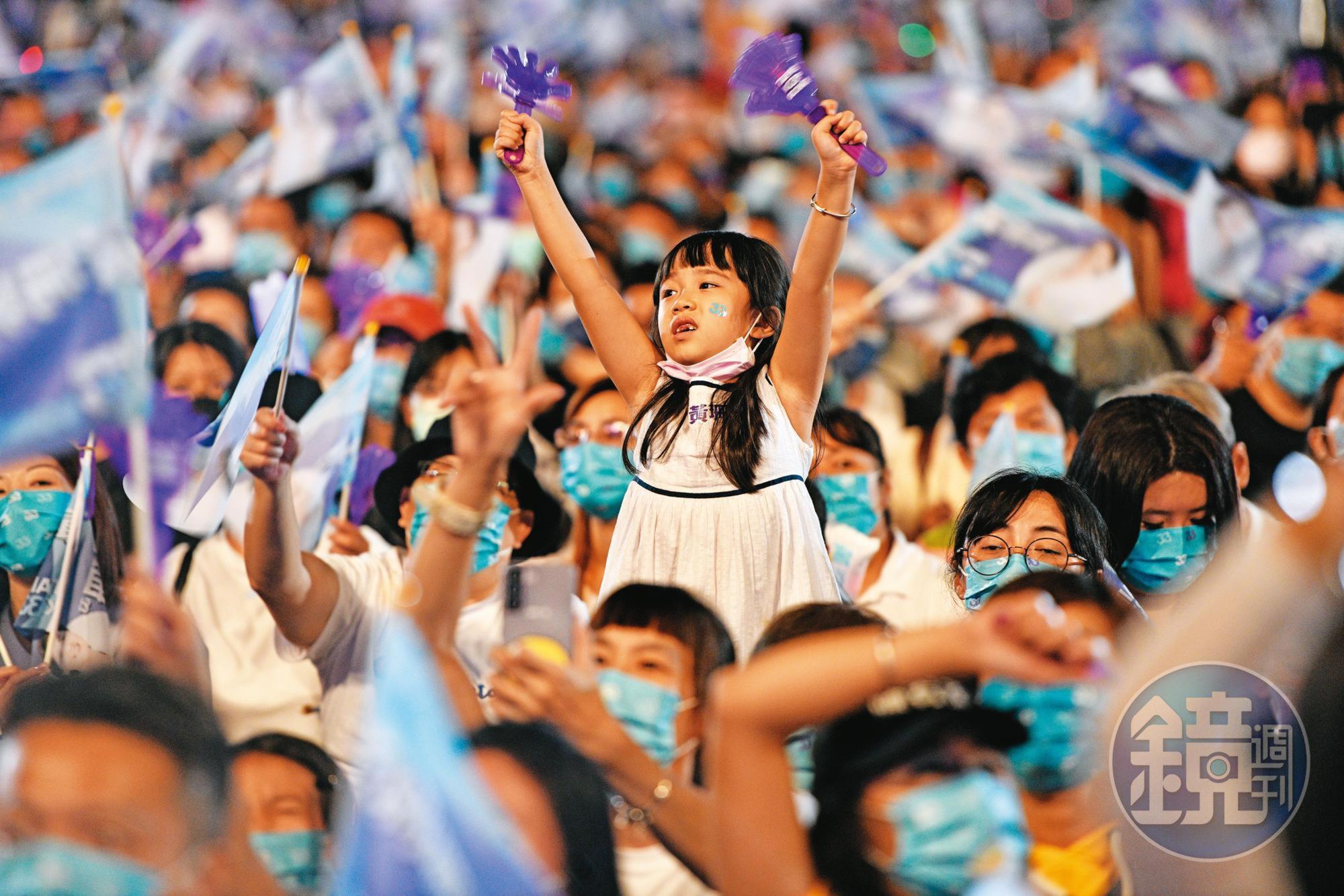 今年地方首長及民意代表選舉確立三黨政治的勢態。圖為上週末台北市長候選人黃珊珊造勢活動，藍綠之外的第三黨民眾黨聲勢漸漲。
